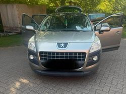 Grau Gebraucht 2010 Peugeot 3008 Premium Van / Kleinbus | 5.000 € (Etwas zu teuer)