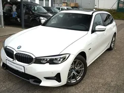 Weiß Gebraucht 2022 BMW 330e Sport Line Kombi | 33.990 € (Fairer Preis)