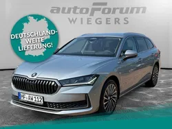 Pebble silber metallic Gebraucht 2024 Skoda Superb LAURIN & KLEMENT Kombi | 39.970 € (Etwas zu teuer)