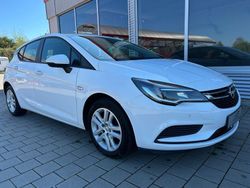 Weiß Gebraucht 2017 Opel Astra Edition Limousine | 5.499 €