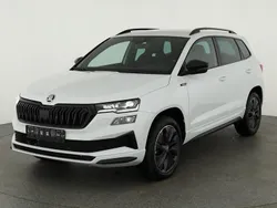 Moon weiss metallic Neu 2025 Skoda Karoq SportLine SUV | 41.445 € (Fairer Preis)