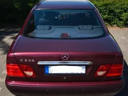 Rot Gebraucht 1998 Mercedes E240 Classic Limousine | 4.900 €