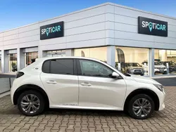 Perlmutt weiß Gebraucht 2021 Peugeot e-208 Allure Kleinwagen | 17.490 € (Etwas zu teuer)