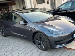 Grau Gebraucht 2022 Tesla Model 3 Limousine | 27.200 € (Fairer Preis)