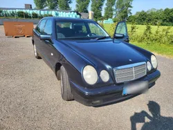Blau Gebraucht 1999 Mercedes E200 Limousine | 2.300 €