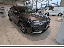 Grau Neu 2025 Ford Focus ST-Line Limousine | 25.990 € (Fairer Preis)