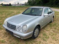Silber Gebraucht 1996 Mercedes E200 Elegance Limousine | 2.690 € (Guter Preis)