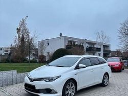 Weiß Gebraucht 2015 Toyota Auris Hybrid Limousine | 8.800 € (Fairer Preis)