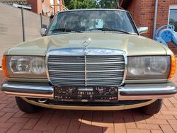 Grün Gebraucht 1982 Mercedes E230 Limousine | 9.990 €
