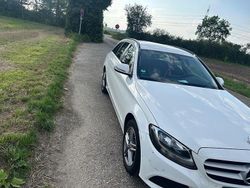 Weiß Gebraucht 2016 Mercedes 220 Limousine | 9.800 €