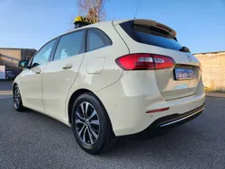 Hellelfenbein Gebraucht 2022 Mercedes B180 Van / Kleinbus | 18.490 € (Superpreis)