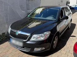 Schwarz Gebraucht 2012 Skoda Octavia Kombi | 5.100 € (Fairer Preis)