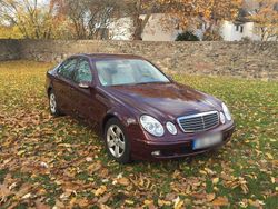 Rot Gebraucht 2005 Mercedes E200 Limousine | 500 €