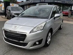 Grau Gebraucht 2015 Peugeot 5008 Active Van / Kleinbus | 10.500 € (Teuer)