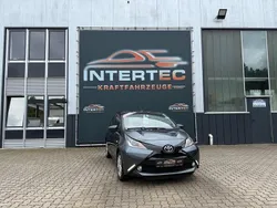 Grau Gebraucht 2017 Toyota Aygo X-play Kleinwagen | 6.999 € (Fairer Preis)