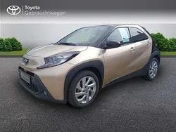 Ginger beige metallic/ night sky black Gebraucht 2022 Toyota Aygo Pulse Kleinwagen | 14.779 € (Fairer Preis)