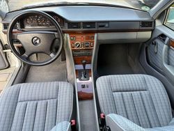 Weiß Gebraucht 1991 Mercedes E230 Limousine | 10.950 €