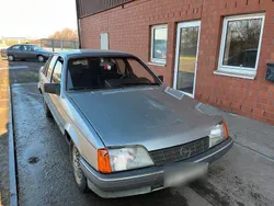 Blau Gebraucht 1986 Opel Rekord Exklusiv Limousine | 4.235 €