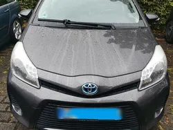 Grau Gebraucht 2012 Toyota Yaris Hybrid Kleinwagen | 9.499 € (Teuer)