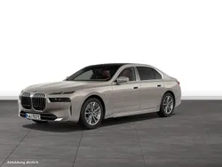 Grau Gebraucht 2024 BMW 750e Limousine | 107.785 € (Guter Preis)