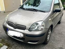 Silber Gebraucht 2003 Toyota Yaris Kleinwagen | 1.150 €