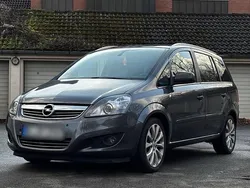 Grau Gebraucht 2010 Opel Zafira Van / Kleinbus | 3.600 € (Teuer)