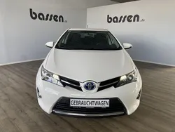 Schneeweiß Gebraucht 2014 Toyota Auris Hybrid Life+ Limousine | 10.990 € (Guter Preis)