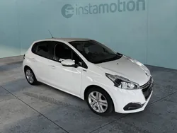 Weiß Gebraucht 2018 Peugeot 208 Signature Sky Kleinwagen | 7.720 € (Fairer Preis)
