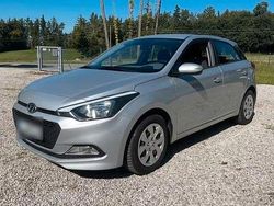 Silber Gebraucht 2017 Hyundai i20 Active Limousine | 8.250 € (Fairer Preis)