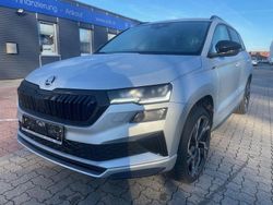 Graphitegrau moonweiß bla Gebraucht 2024 Skoda Karoq SportLine SUV | 37.980 € (Teuer)