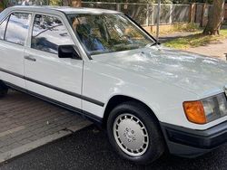 Weiß Gebraucht 1987 Mercedes 200 Limousine | 4.450 €