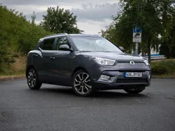 Grau Gebraucht 2016 Ssangyong Tivoli Sapphire SUV | 10.900 € (Fairer Preis)