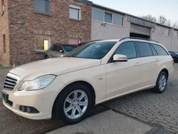 Hellelfenbein Gebraucht 2011 Mercedes E200 Kombi | 4.000 €