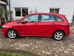 Rot Gebraucht 2015 Mercedes B180 Van / Kleinbus | 14.500 € (Fairer Preis)