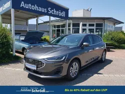 Magneticgrau metallic/grau Neu 2024 Ford Focus Titanium Limousine | 23.990 € (Superpreis)