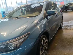 Blau Gebraucht 2016 Toyota Auris Hybrid Kombi | 12.000 €