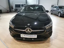 Schwarz Neu 2024 Mercedes A200 Progressive Limousine | 35.800 €