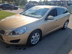 Gold Gebraucht 2011 Volvo V60 Momentum Kombi | 9.899 € (Etwas zu teuer)