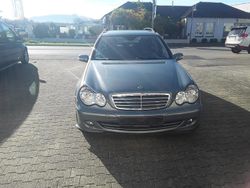 Grau Gebraucht 2006 Mercedes 220 Kombi | 2.600 €