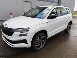 Moonwhite metallic Neu 2025 Skoda Karoq SportLine SUV | 42.790 € (Teuer)