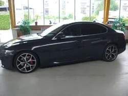 Blau Gebraucht 2018 Alfa Romeo Giulia Super Limousine | 25.800 € (Etwas zu teuer)