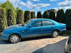 Blau Gebraucht 1998 Mercedes E240 Classic Limousine | 3.700 €