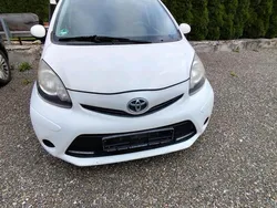 Weiß Gebraucht 2012 Toyota Aygo Kleinwagen | 2.100 € (Guter Preis)