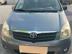 Grau Gebraucht 2004 Toyota Corolla Verso Luna Van / Kleinbus | 2.000 € (Fairer Preis)