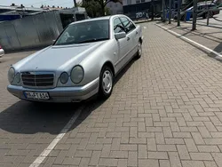 Silber Gebraucht 1998 Mercedes E200 Limousine | 3.700 € (Teuer)