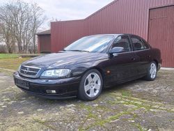 Schwarz Gebraucht 2000 Opel Omega Executive Limousine | 4.750 €