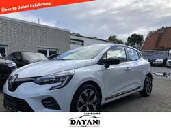 Weiß Gebraucht 2023 Renault Clio V Evolution Limousine | 15.899 € (Etwas zu teuer)