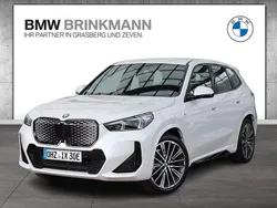 Mineralweiß metallic Gebraucht 2024 BMW iX1 M Sport SUV | 44.999 € (Fairer Preis)