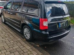 Schwarz Gebraucht 2012 Chrysler Voyager Van / Kleinbus | 9.999 €