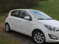 Weiß Gebraucht 2013 Hyundai i20 Style Limousine | 3.090 € (Fairer Preis)